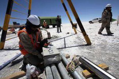 Como parte de la iniciativa, Bolivia ya tiene en funcionamiento una planta semiindustrial para producir cloruro de potasio y otra piloto para fabricar 40 toneladas mensuales de carbonato de litio. EFE/Archivo