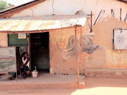 Un vecino de Galoya observa un mural pintado en su vivienda.