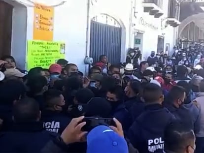 Una multitud cerca del Palacio Municipal de Amanalco, en el Estado de México, este martes.
