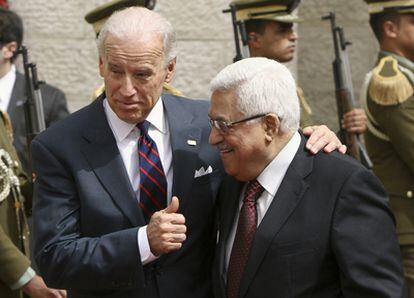 El vicepresidente de EE UU, Joseph Biden, saluda al presidente palestino, Mahmud Abbas.