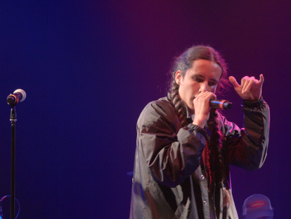 El activista indígena y rapero Xiuhtezcatl Martínez en un concierto durante la grabación del documental 'Bigger than Us'