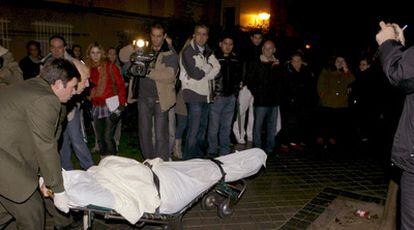 El cadáver de un hombre de 54 años es trasladado por los servicios funerarios después de haber sido apuñalados presuntamente por una mujer en Madrid.