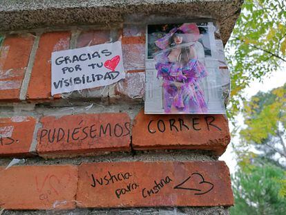 Mensajes dedicados a Cristina Ortiz, La Veneno, en el Parque del Oeste de Madrid.