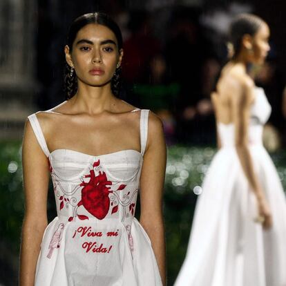 Modelos durante el desfile de Dior en el Colegio de San Ildefonso en Ciudad de México el 20 de mayo.