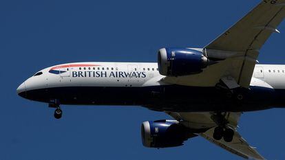 Avión de British Airways, aterrizando en Heathrow, en Londres.