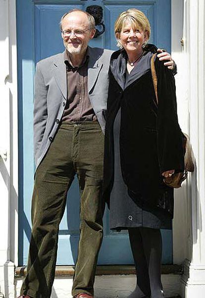 Patricia Rashbrook y su marido, John Farrant, posan en la puerta de su domicilio en Lewes, Inglaterra, durante su embarazo.