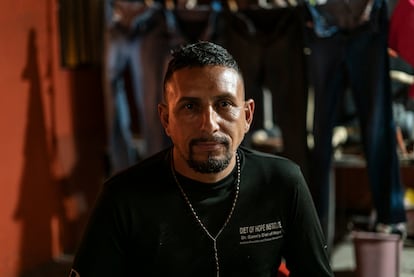Channing Velázquez, adicto al fentanilo en recuperación y trabajador de la organización 'Circulos de Paz' junto a un botiquín de emergencia de Naloxona, que funciona para prevenir sobredosis de fentanilo en Nogales, Arizona.