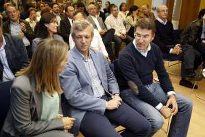 El presidente del PPdeG y de la Xunta de Galicia, Alberto Núñez Feijóo (d), conversa con el secretario de su partido y vicepresidente gallego, Alfonso Rueda (c), y la ministra de Fomento, Ana Pastor (i), durante la reunión del comité de dirección del Partido Popular de Galicia que ha presidido hoy en Santiago de Compostela.