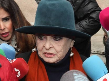 Lucía Bose a su salida de un juicio por apropiación indebida de un dibujo de Pablo Picasso en Madrid.