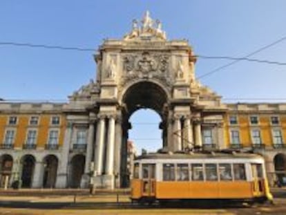 Tranv&iacute;a en la Plaza del Comercio de Lisboa