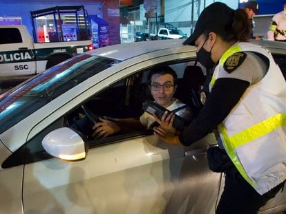 Una policía realiza una prueba de alcoholemia a un conductor, en Ciudad de México, en diciembre de 2022.