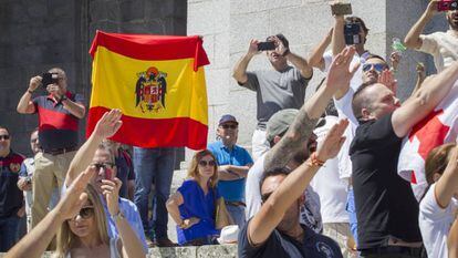 Varias personas realizan el saludo fascista en el Valle de los Caídos, en junio.