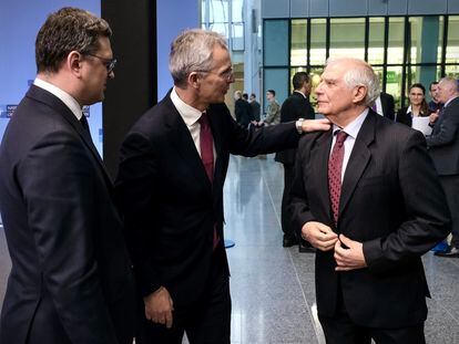 Desde la izquierda: el ministro de Asuntos Exteriores de Ucrania, Dmitro Kuleba, el secretario general de la OTAN, Jens Stoltenberg, y el alto representante para la Política Exterior de la UE, Josep Borrell.