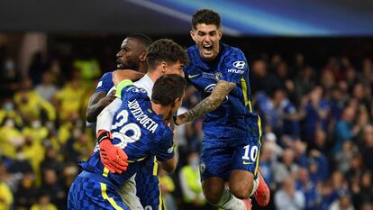 Los jugadores del Chelsea celebran con Kepa el triunfo en la tanda de penaltis ante el Villarreal.