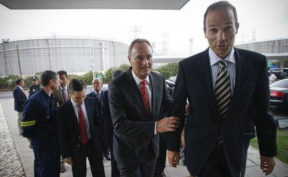 El presidente valenciano, Alberto Fabra (segundo por la derecha), ayer durante una visita a la refinería BP de Castellón.