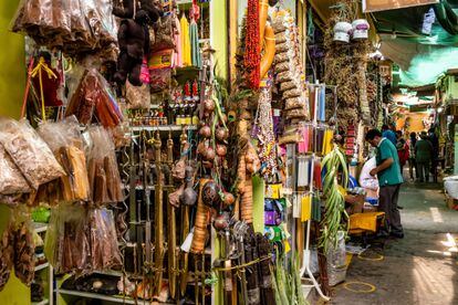 Un puesto del mercado de las Brujas de Lima (Perú).