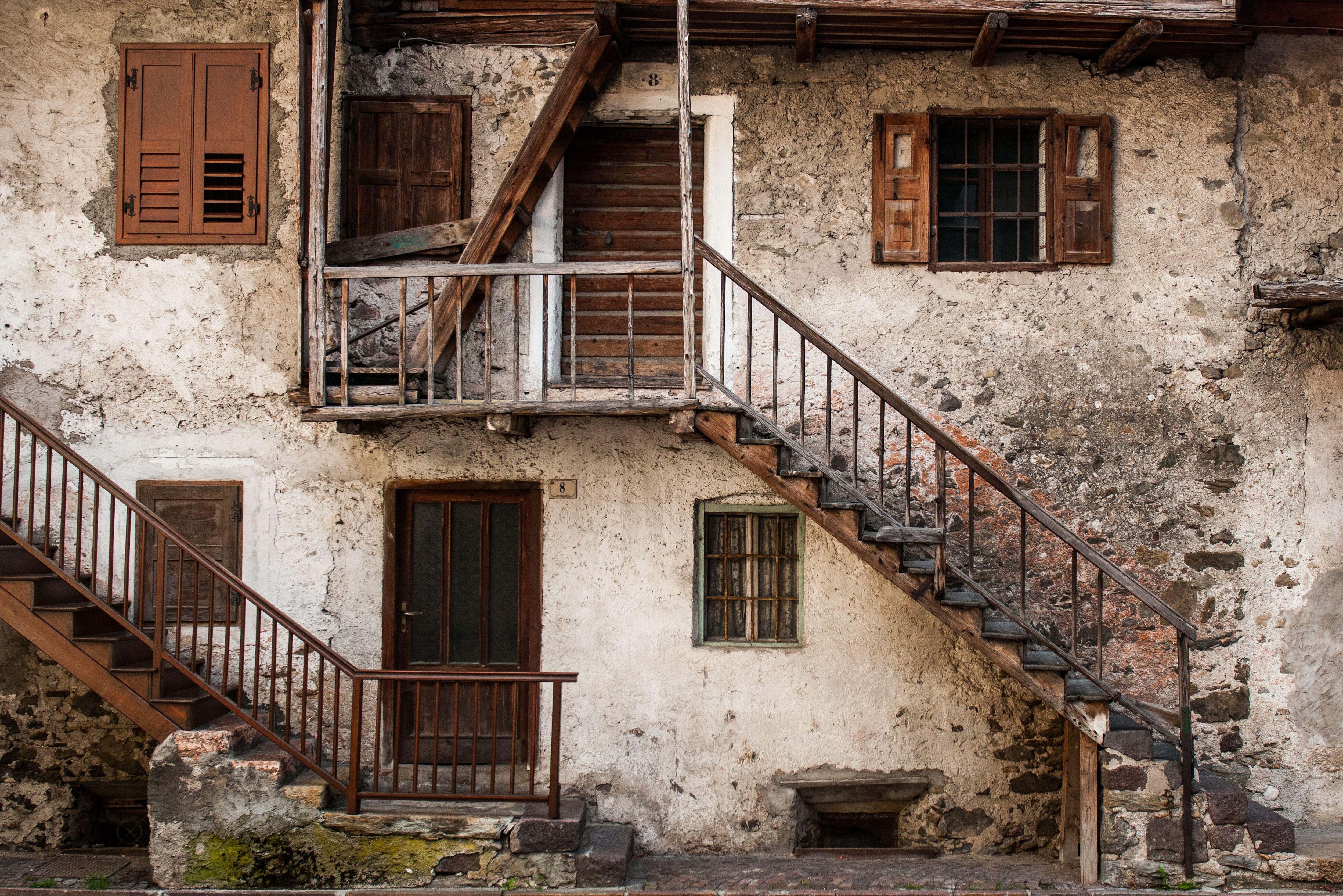 Fachada de una antigua casa en el pueblo de Mezzano, en Trentino.