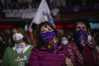 AME2469. SANTIAGO (CHILE), 29/08/2022.- Decenas de mujeres participan en el Caupolicanazo Feminista (mitin político) para incentivar a votar por la opción 'Apruebo' de la nueva Constitución en el plebiscito del próximo 4 de septiembre, el 27 de agosto de 2022, en el Teatro Caupolicán, en Santiago (Chile). En menos de dos décadas, Chile pasó de ser uno de los países más conservadores de la región, con el divorcio y cualquier tipo de aborto prohibidos, a escribir una de las constituciones más feministas del mundo, un texto que pivota sobre la igualdad de género y que se plebiscitará el domingo. EFE/ Ailen Diaz
