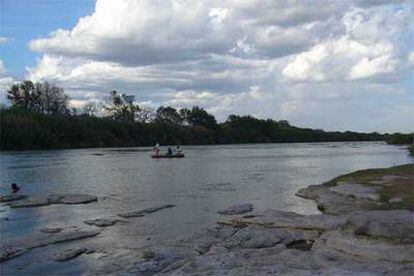 El río Bravo se extiende entre México y Estados Unidos como una frontera natural que los <i>espaldas mojadas</i> intentan cruzar cada día.