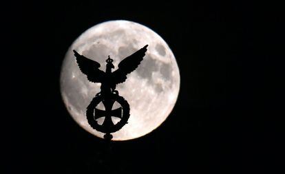 La lluna sobre la porta de Brandenburg a Berlín.