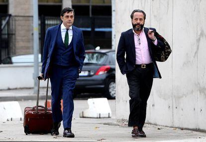 Alvaro Perez Alonso, &#039;El Bigotes&#039;, llegando al juicio con su abogado.
 