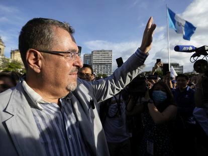 Bernardo Arévalo celebra con sus seguidores en la Plaza de la Constitución en Ciudad de Guatemala.