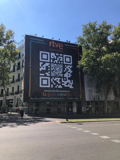 Código QR instalado en la plaza de la Independencia en Madrid para acceder a 'La gran consulta' de RTVE.