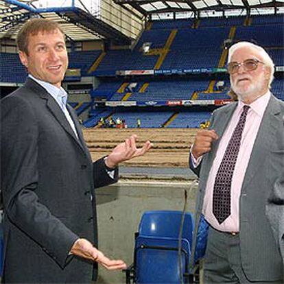 Abramóvich (izquierda), y Bates, ayer en el estadio del Chelsea.