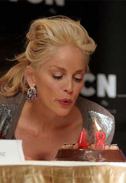 La actriz Sharon Stone sopla las velas de una tarta con motivo de su reciente cumpleaños, en Madrid.