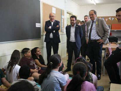 El consejero Bargalló con el vicepresidente Aragonés y el president Torra, en una escuela