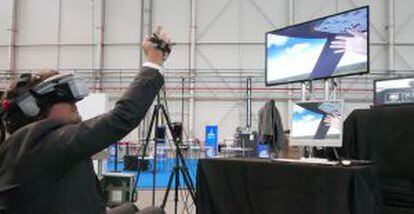 Equipo de realidad virtual de una cabina de avi&oacute;n presentado en la jornada de innovaci&oacute;n de Airbus, en Toulouse (Francia).