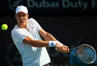 El checo Tomas Berdych devuelve la pelota al rumano Marius Copil durante el partido en el segundo día de la Dubai Duty Free Tennis Championships ATP en Dubai. Berdych ganó el partido por 6-3, 6-4.