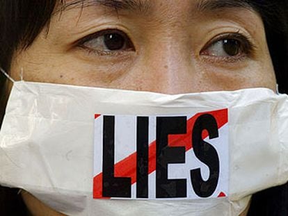 Una manifestante luce una mascarilla con la palabra 'Lies' (mentiras), durante una manifestación en Sydney (Australia) en 2019.