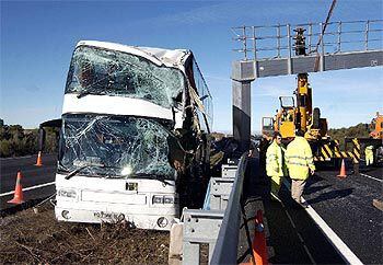 Así ha quedado el autobús en el que viajaban las siete personas heridas tras sufrir un accidente en Maello (Ávila).