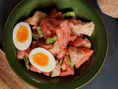Cojondongo: la ensalada de tomate extremeña más suave que su nombre