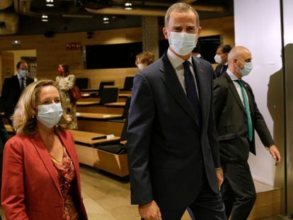 La vicepresidenta tercera y ministra de Economía, Nadia Calviño junto al rey Felipe VI, a su llegada a la tercera edición del Foro Tendencias.