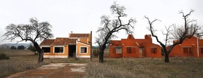 Viviendas abandonadas a medio construir, en Villamayor de Calatrava (Ciudad Real)