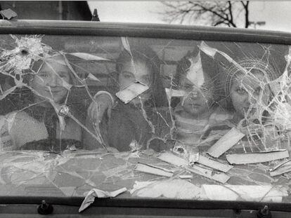 Cuatro niñas miran desde el interior de una furgoneta destrozada en Sarajevo (Bosnia-Herzegovina), marzo de 1994.