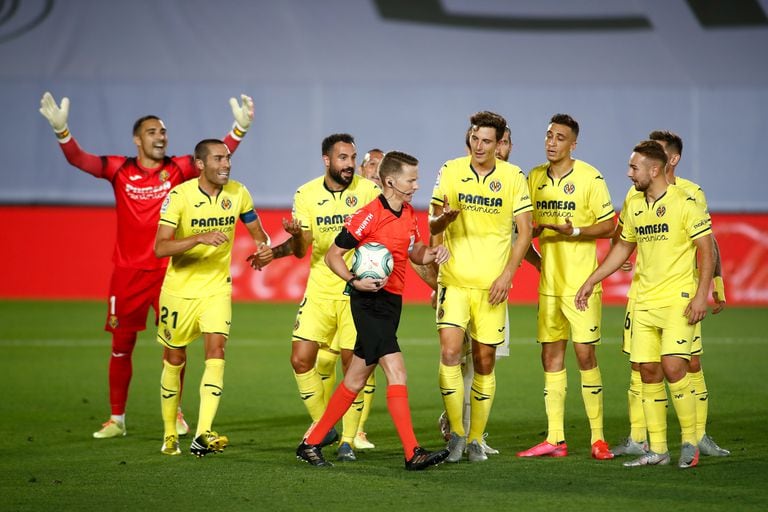 Los jugadores del Villarreal protestan contra Hernández Hernández durante el partido contra el Madrid.