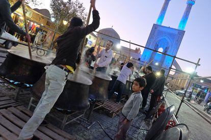 Durante el mes de Muharram, el primero en el calendario árabe, tienen lugar multitud de celebraciones en todo el país. En la foto, voluntarios preparan una sopa que será repartida a la mañana siguiente ante la mezquita Jameh, en Yazd.