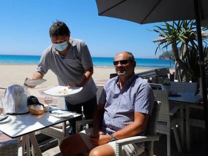 Turistas en una terraza en Calviá (Mallorca).