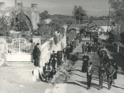 Processó del Divendres Sant per la Floresta, el 1964.