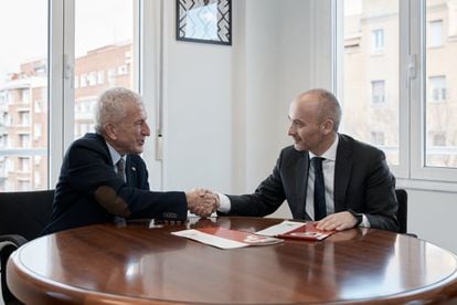  El consejero delegado de la compañía, Óscar García Maceiras, y el presidente de la entidad social, Manuel Bretón Romero, firmaron la prolongación hasta 2025 del acuerdo de  colaboración, por el que Inditex aportará 8,5 millones de euros durante los próximos tres años.