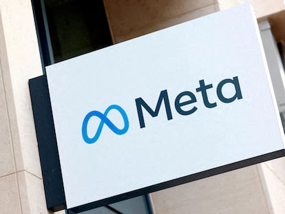 Logo de Meta en la sede de la compañía en Bruselas.