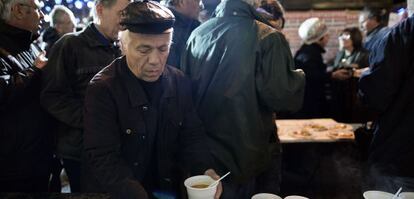 Pensionistas griegos reciben comida durante una protesta por los recortes celebrada el pasado miércoles en Atenas.