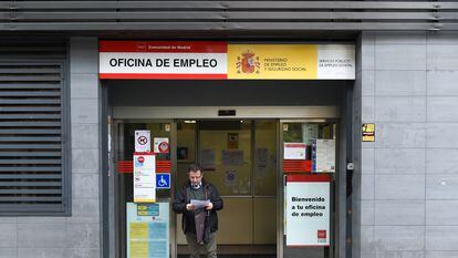 Una persona sale de una oficina del paro del Paseo de Acacias, en Madrid.