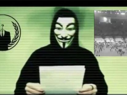 Una persona con la m&aacute;scara que usa Anonymous anuncia ataques contra el ISIS, el pasado d&iacute;a 16. 