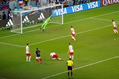 Kylian Mbappé marca su segundo gol ante Polonia, el tercero de Francia en los octavos de final del Mundial de Qatar, este domingo.