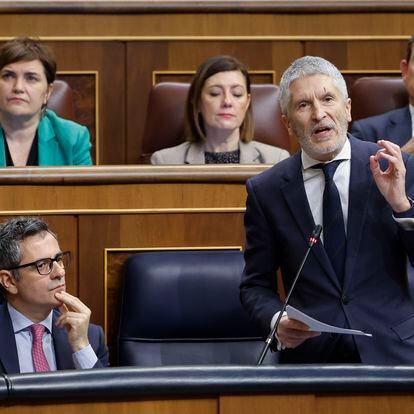 El ministro del Interior, Fernando Grande-Marlaska (derecha), este miércoles en el Congreso de los Diputados.