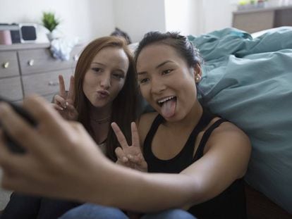 Dos chicas se hacen un 'selfie'